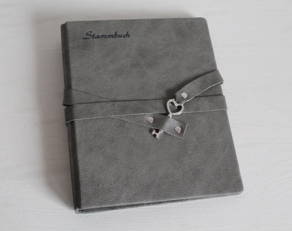 Stammbuch "Herz-Schlüssel" aus grauem Nappaleder,  DIN A5